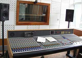 5MT-C Broadcast with 28 Inputs and 12 Stereo Groups